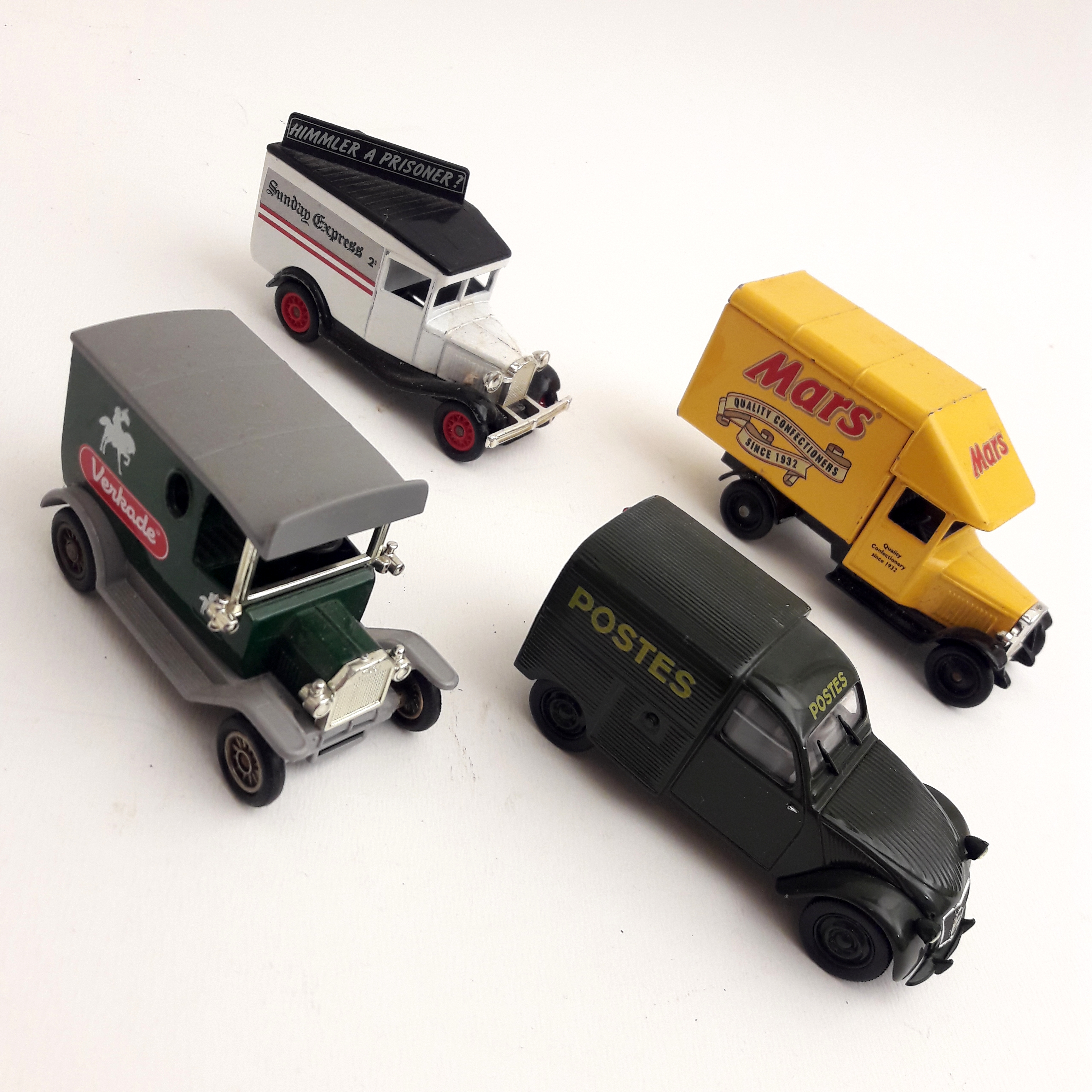 Dakraam Interactie hiërarchie vier miniatuur auto's LLedo en Norev - VintageWay.nl