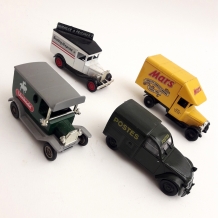 vier miniatuur auto's LLedo en Norev